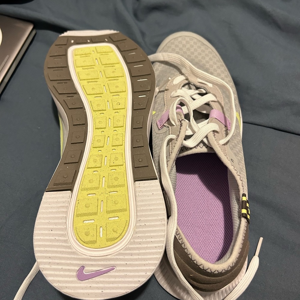 Nike - Picture 2 of 3